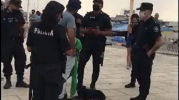 Maltrato animal| Turistas juntaron dinero y rescataron a un cachorro que era maltratado por un hombre en la vía pública