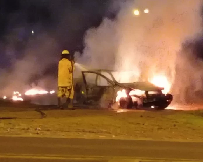 Puerto Esperanza| Un vehículo en el que viajaba una familia se prendió fuego tras cargar combustible en una estación de servicio