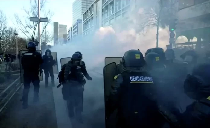 Grupos antivacunas protestaron en París y se enfrentaron con la Policía: hay 54 detenidos