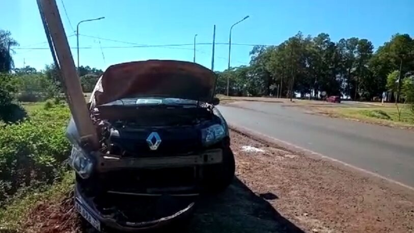 Accidente en Posadas| Manejaba ebrio, perdió el control del vehículo y se incrustó contra un poste de luz 
