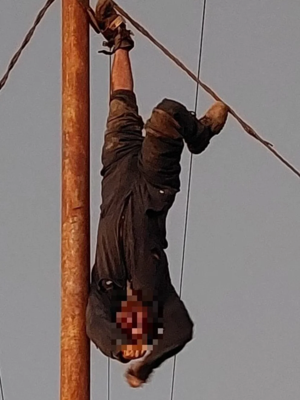 Un ladrón robaba cables de un poste de alta tensión, se electrocutó y quedó colgado durante dos horas