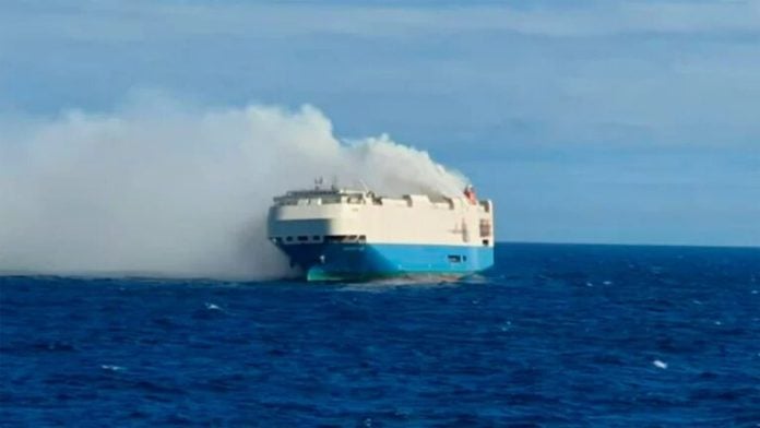 Se incendió un barco repleto de autos de lujo