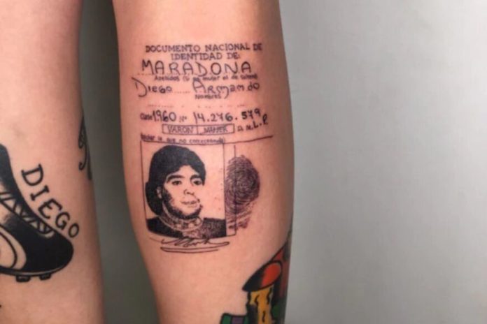 Se tatuó el DNI de Diego Maradona