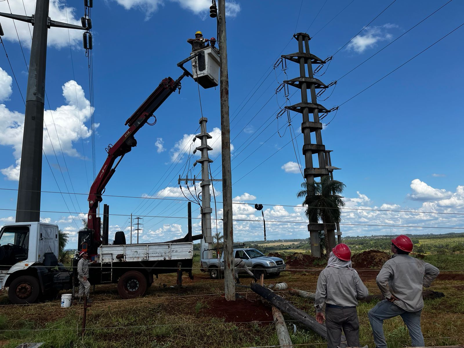 Energía de Misiones reparó 11 postes caídos por la tormenta, tras 24 horas de trabajo intenso 