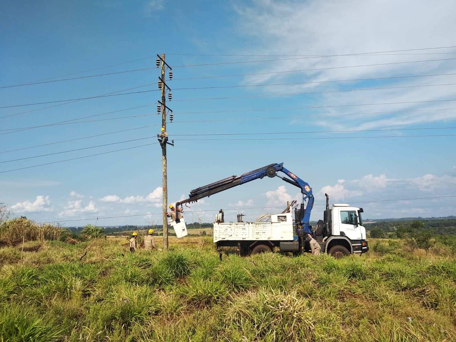 Energía de Misiones reparó 11 postes caídos por la tormenta, tras 24 horas de trabajo intenso 