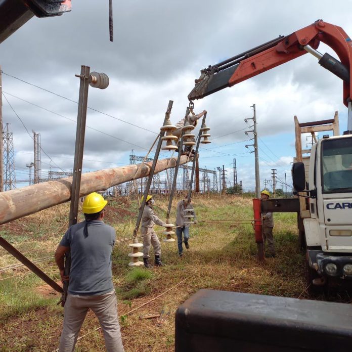Energía de Misiones reparó 11 postes caídos por la tormenta, tras 24 horas de trabajo intenso