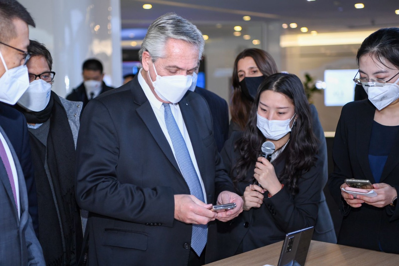 Como última actividad en China, el presidente Alberto Fernández recorrió el Centro Tecnológico Huawei