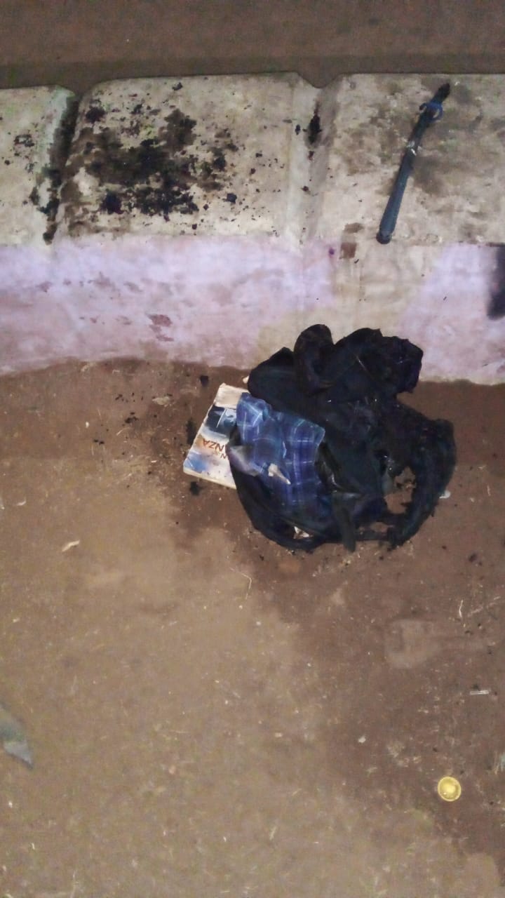 prendieron fuego a su mochila 