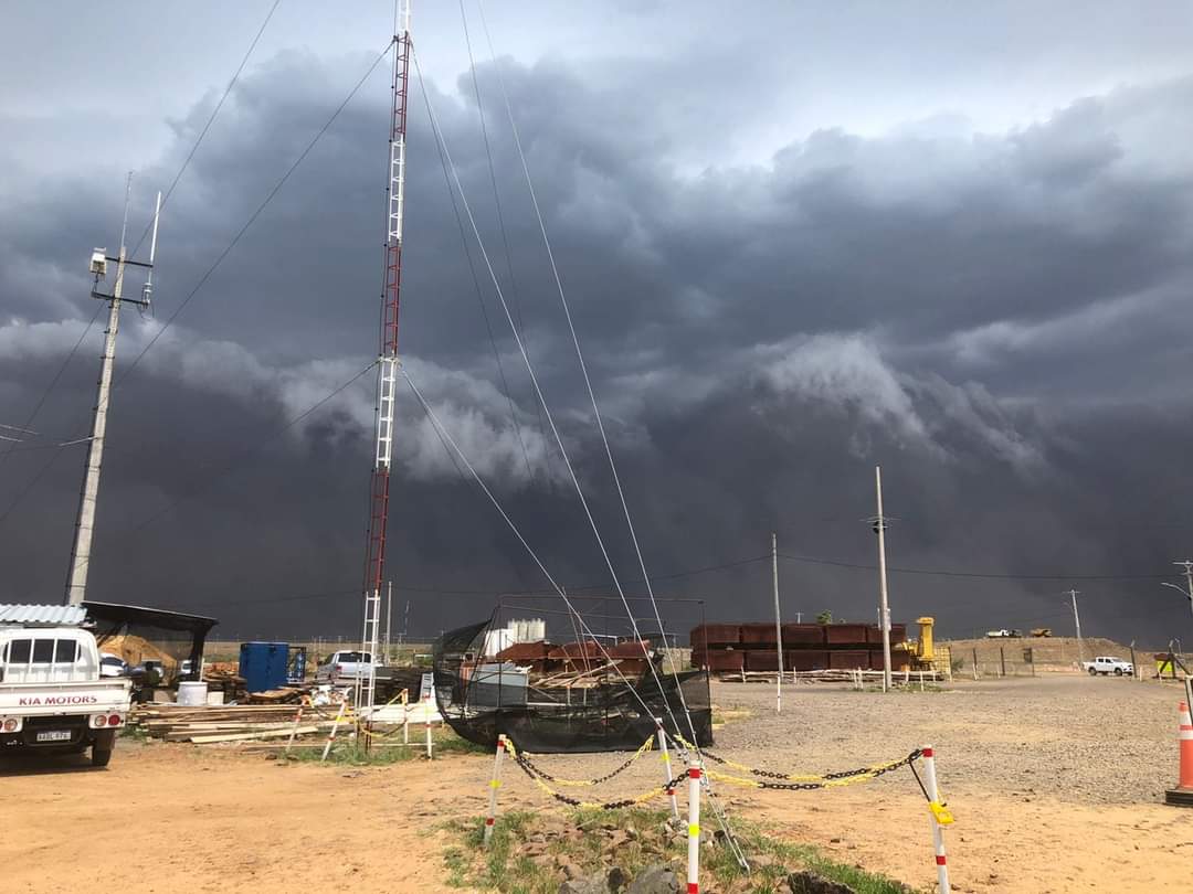 Temporal en Corrientes| Los fuertes vientos causaron destrozos en varias localidades y el humo y las cenizas se mezclaron en el aire dejando sin visibilidad 