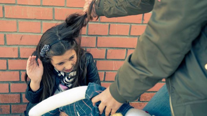 fue golpeada por 9 compañeras y terminó en el hospital
