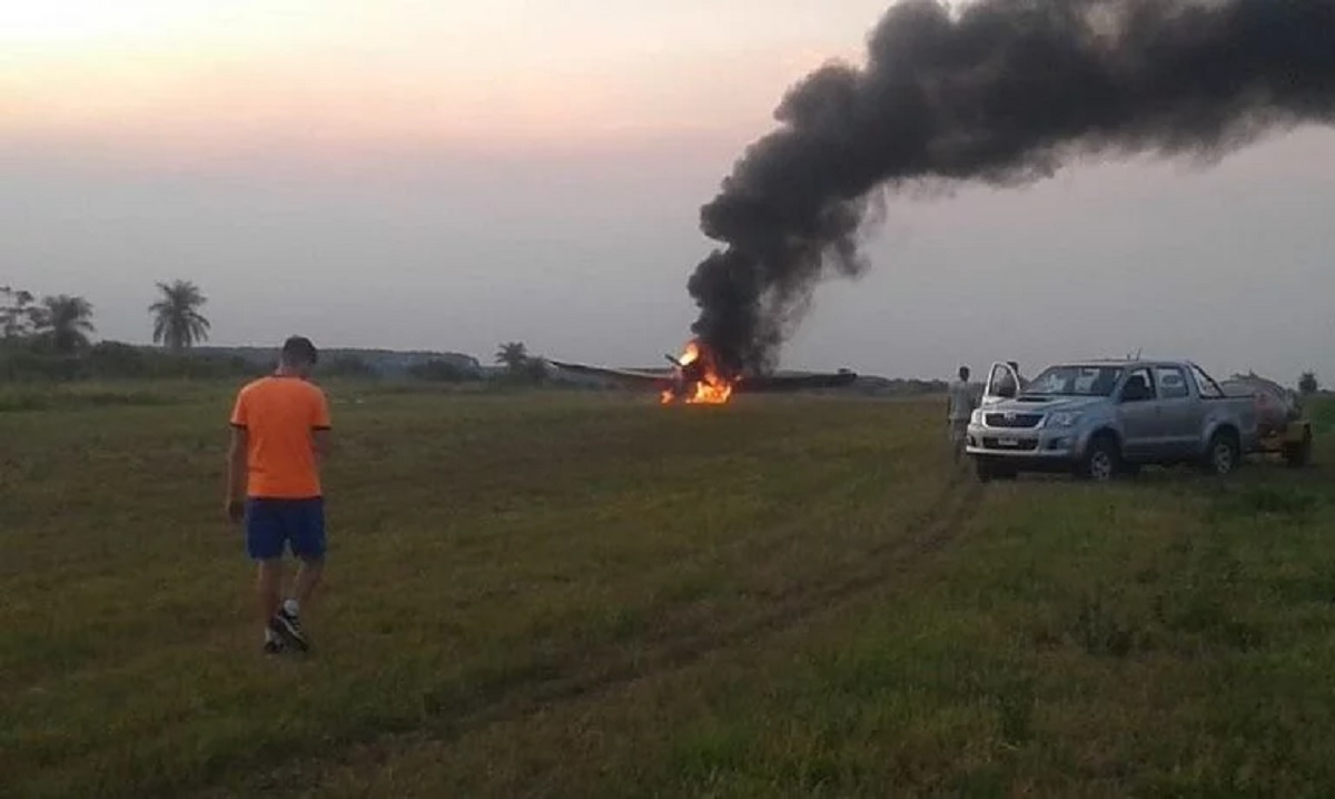 Se prendió fuego un avión hidrante