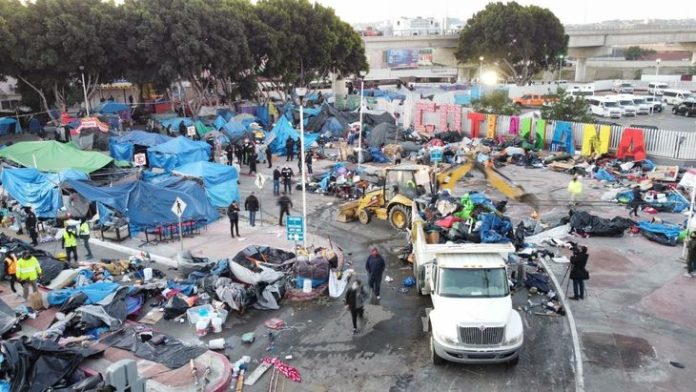 México desalojó un campamento de migrantes en la frontera con Estados Unidos