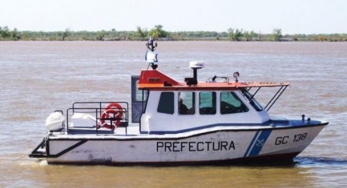 Volcó una lancha con tres ocupantes en el Río