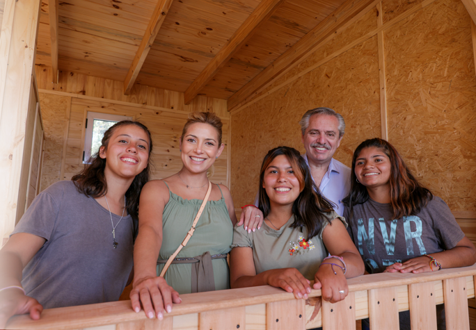 El presidente Alberto Fernández visitó las nuevas instalaciones de un Hogar para chicos en guarda judicial, en Punta Indio