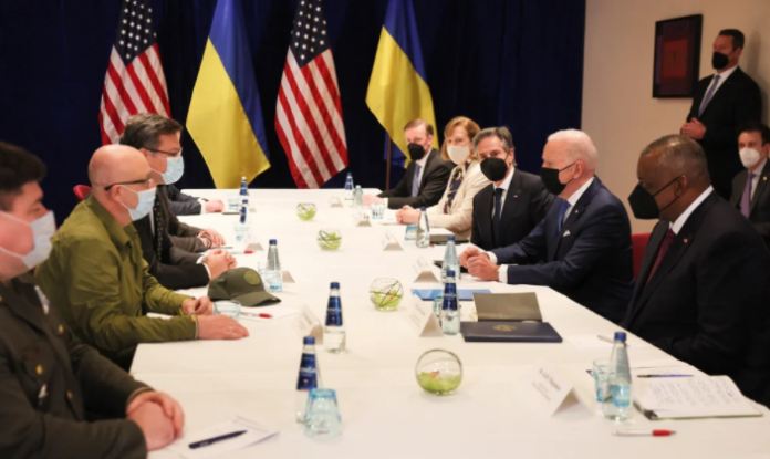 Joe Biden se reunió en Polonia con los ministros de Asuntos Exteriores y de Defensa de Ucrania y prometió ayuda
