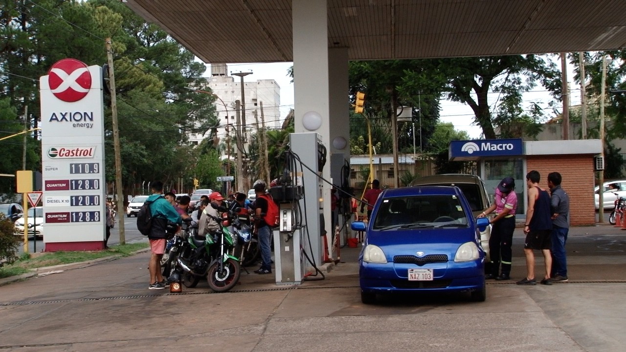  paraguayos abarrotan las estaciones de servicio de Posadas
