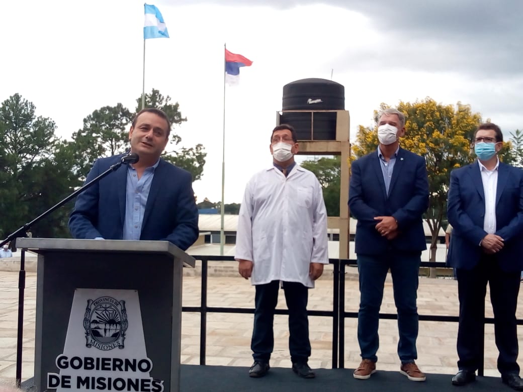El gobernador Oscar Herrera Ahuad presenció el acto de inauguración del nuevo edificio de la Escuela N° 453 en San Vicente