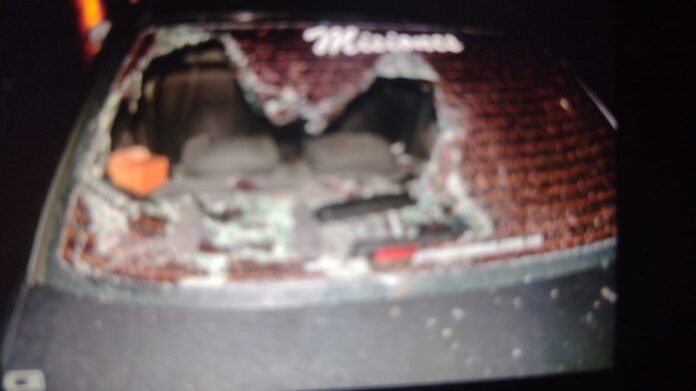 le destruyó el parabrisas del auto fuera de la Comisaría