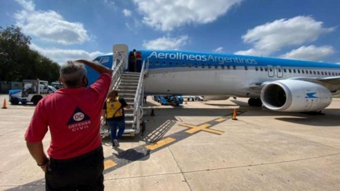 un avión debió aterrizar de emergencia en Córdoba