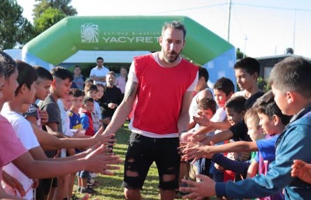 Jonás Gutiérrez participó de la Clínica de Fútbol