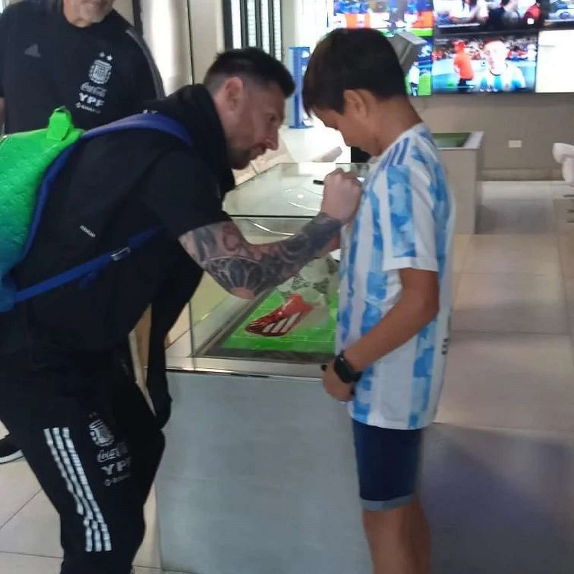 Un niño hizo un cuadro de Messi y se llevó la sorpresa de su vida: Leo le pidió que se lo firme