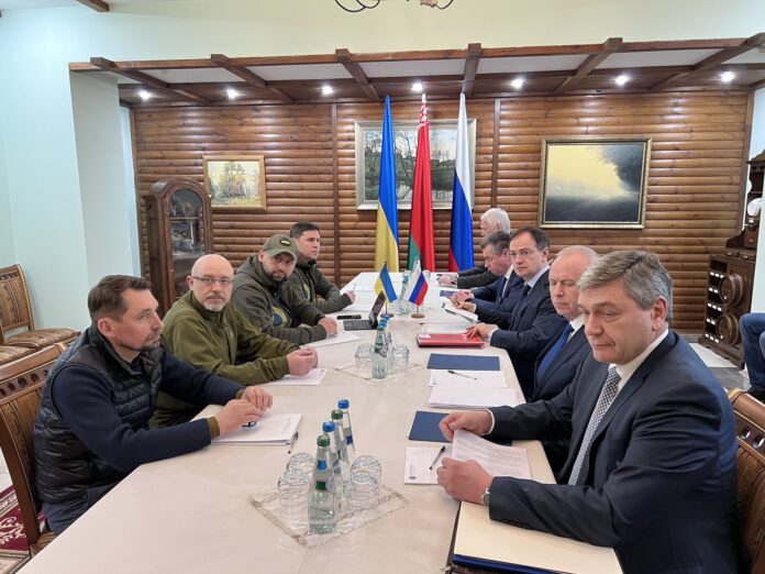 mesa de negociación entre Ucrania y Rusia