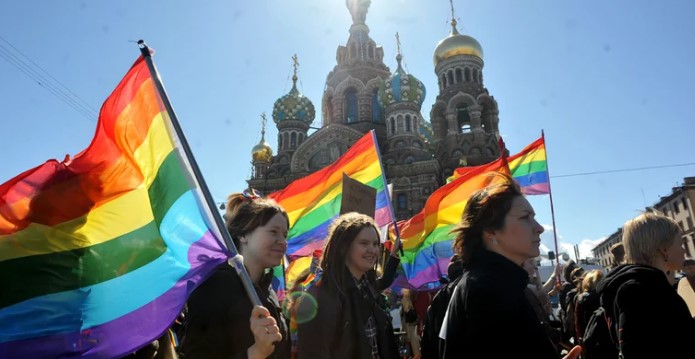 Rusia multó a Meta y TikTok por compartir contenidos LGBT+