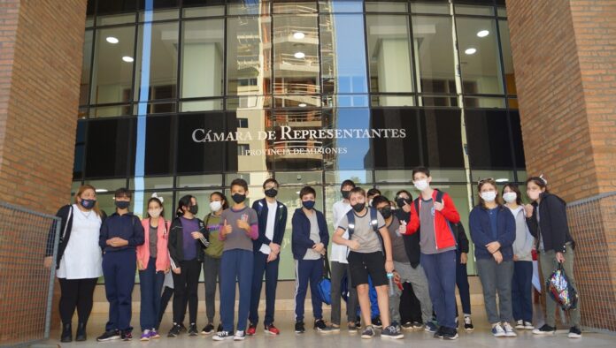 Estudiantes realizan visitas guiadas al Parlamento Misionero para fomentar la compresión del rol legislativo