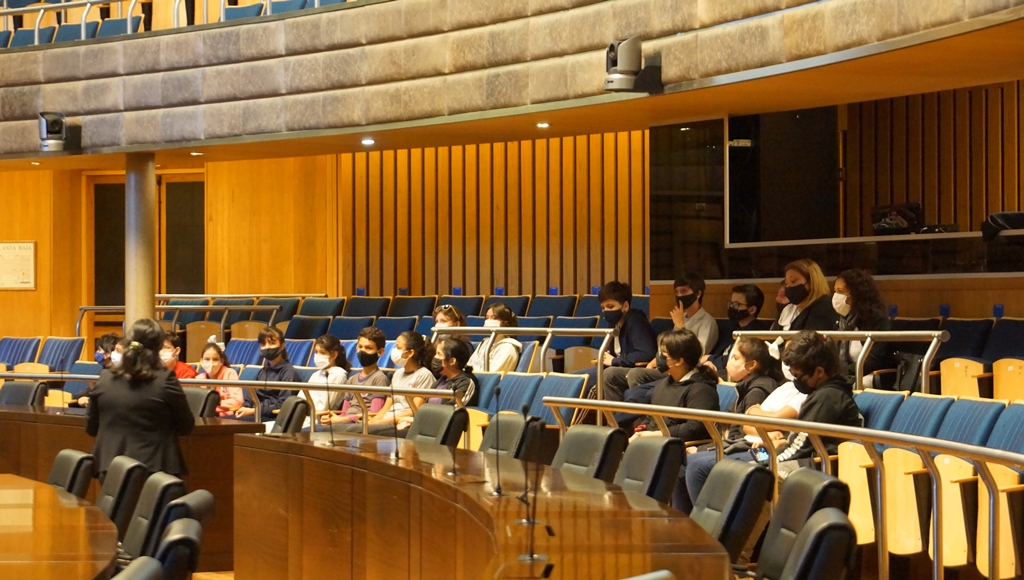 Estudiantes realizan visitas guiadas al Parlamento Misionero para fomentar la compresión del rol legislativo 