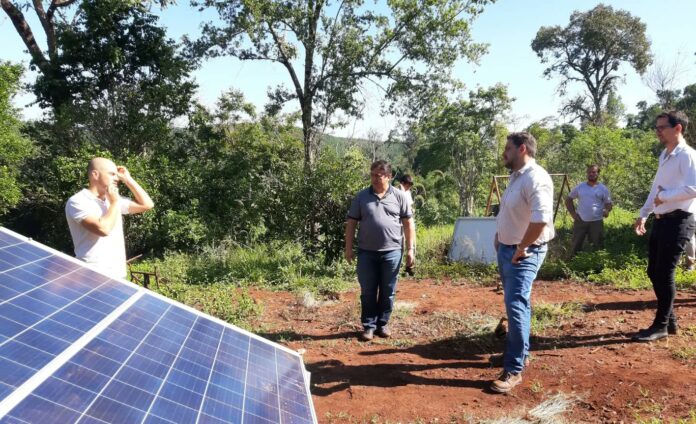 Misiones | Instalan modernos sistemas de paneles solares que proveerá agua potable y luz a comunidades guaraníes