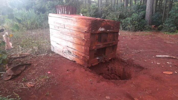 Rescataron a recién nacido de una letrina