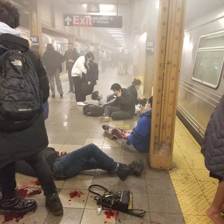 tiroteo en una estación de subte en Brooklyn