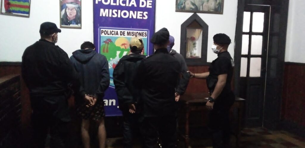 terminaron apedreando el local en San Javier
