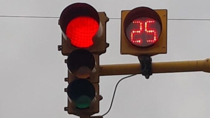 Posadas | El semáforo de avenida Quaranta y Santa Catalina está fuera de servicio a causa de una descarga eléctrica