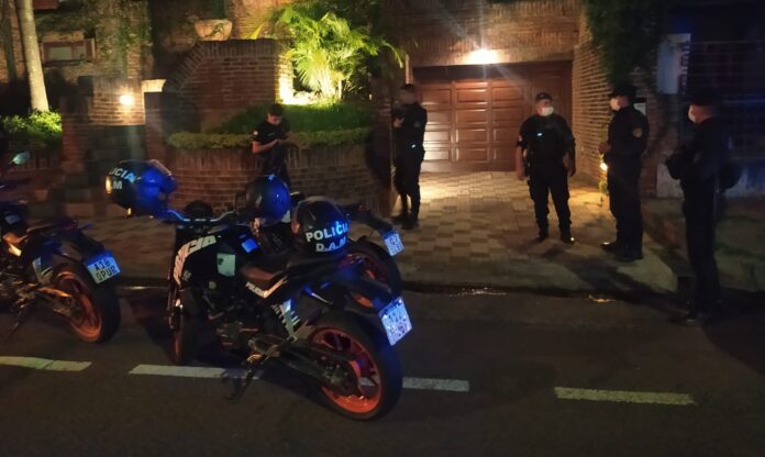 Motociclistas irrumpieron durante un control policial