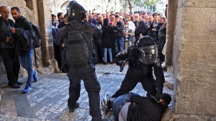 palestinos y policías israelíes
