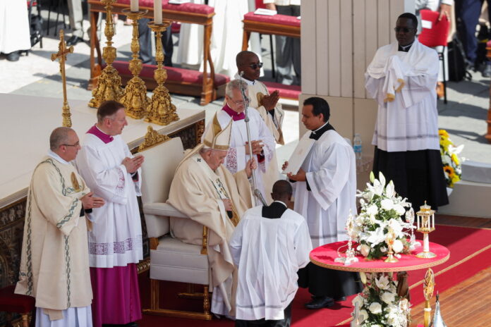 Pope Francis leads Holy Mass in St. Peter's Square and canonises ten new saints nuevos santos