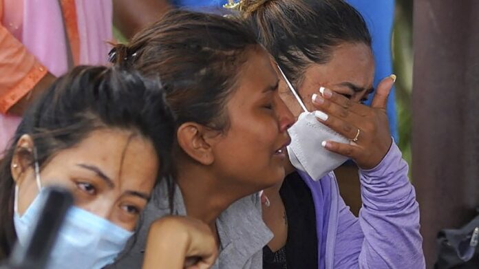 Un avión con 22 personas a bordo desapareció en Nepal