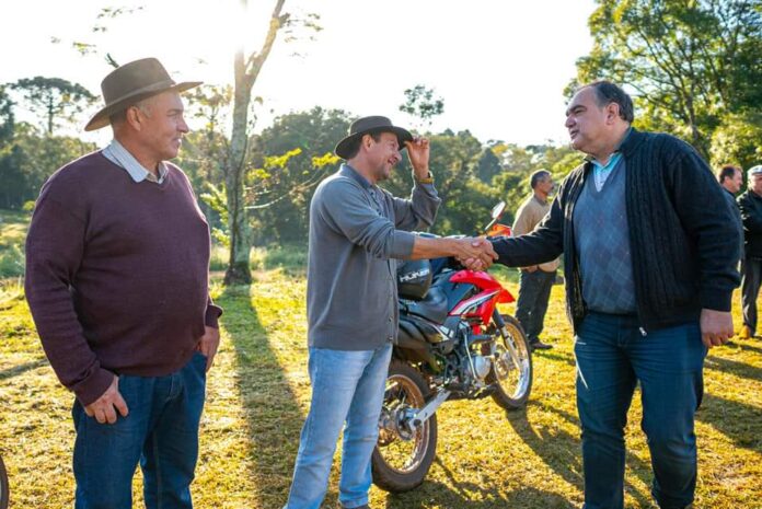 Autoridades del IFAI se reunieron con pequeños productores ganaderos y feriantes de Bernardo de Irigoyen