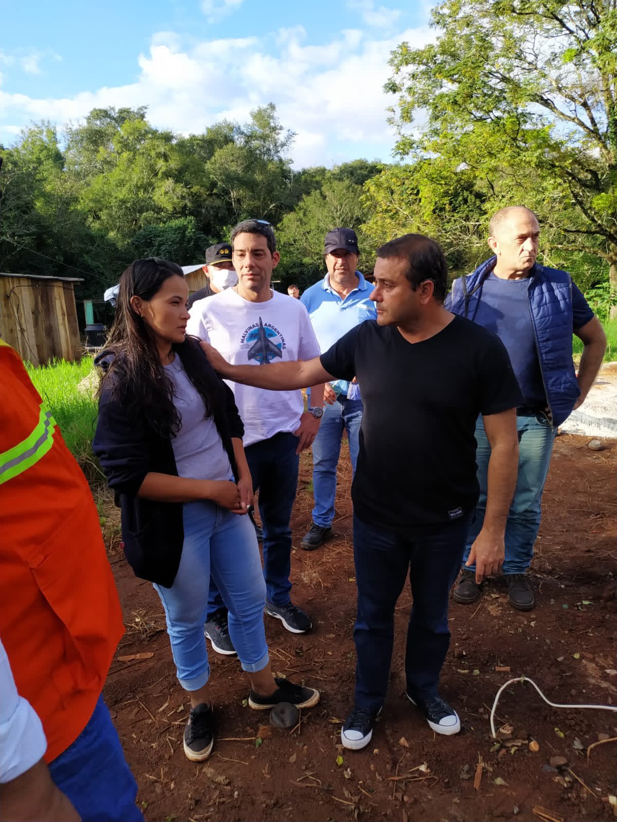 El gobernador Oscar Herrera Ahuad recorrió las zonas inundadas en El Soberbio por la crecida del Río Uruguay y asistió a las familias afectadas