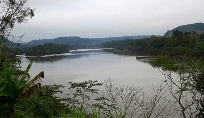 El Río Uruguay crece tres centímetros por hora y provocó la evacuación de 10 familias en Corrientes