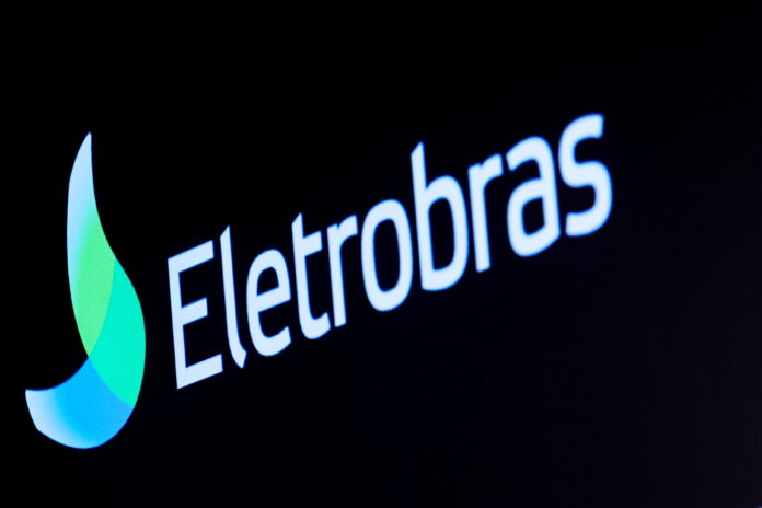 Imagen de archivo del logotipo de Eletrobras, una empresa brasileña de servicios eléctricos, en una pantalla en el piso en NYSE en Nueva York privatización de eletrobras
