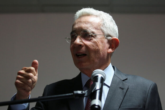 Foto de archivo. El expresidente de Colombia Álvaro Uribe habla durante una conferencia de prensa en Bogotá alvaro uribe