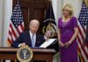 Joe Biden promulgó una ley bipartidista para reforzar seguridad en el acceso a armas