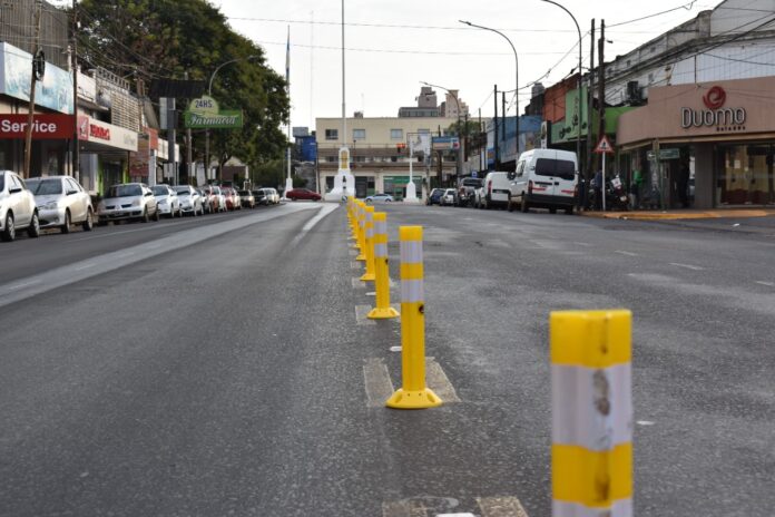 separadores viales sobre la avenida uruguay