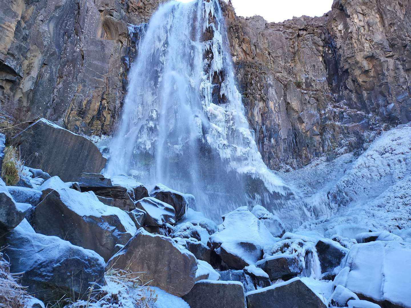 Se congeló una reconocida cascada en Neuquén