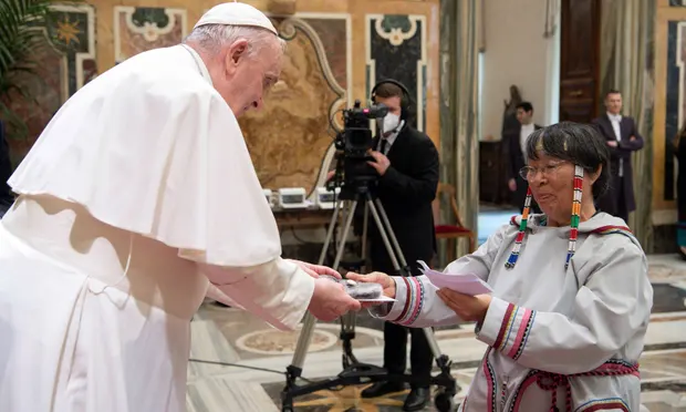 El Papa reuniéndose con comunidad indígena