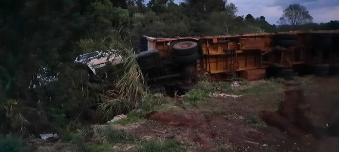 Camión cargado de soja volcó sobre la ruta 4