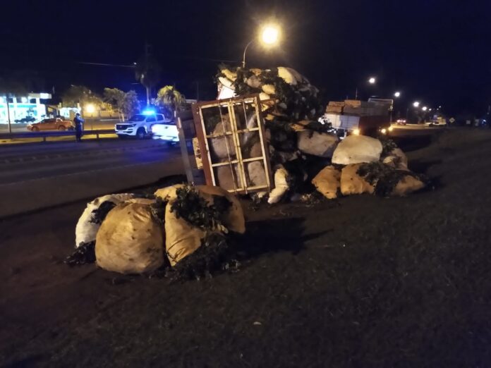 Volcó un camión