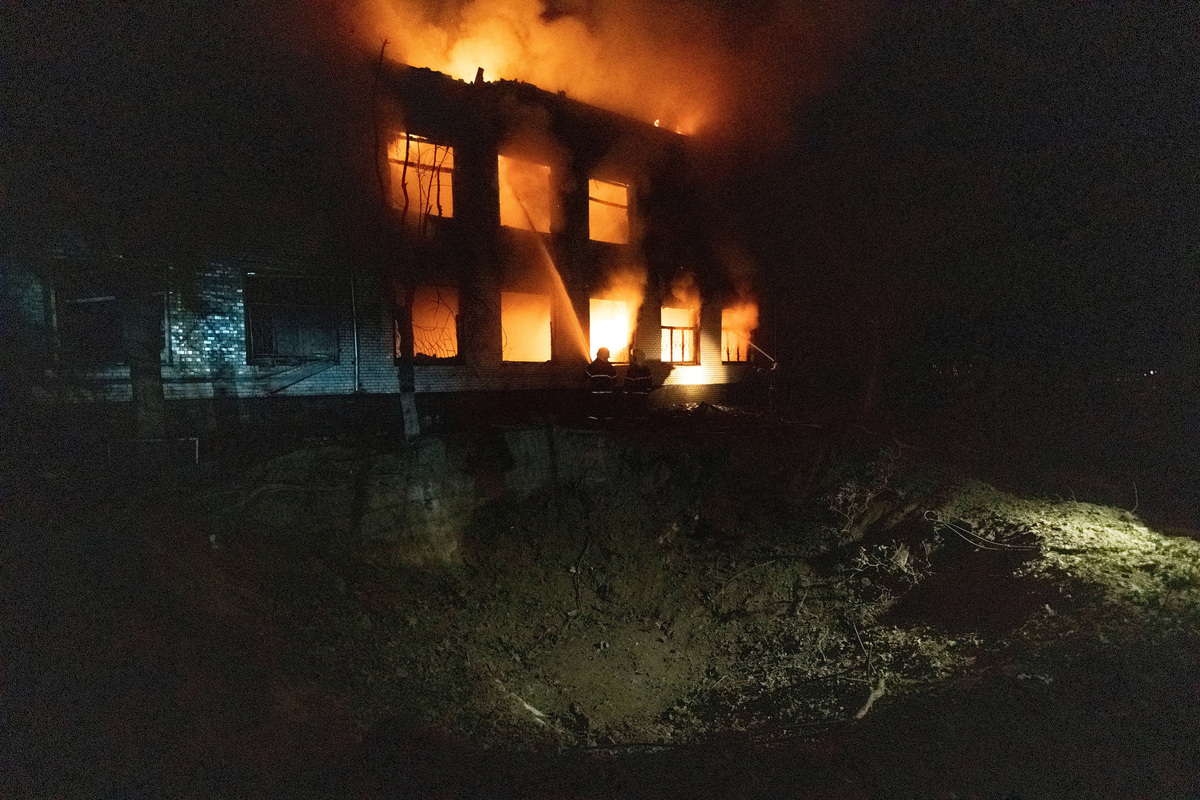 Los bomberos extinguen un edificio de hospital en llamas 
